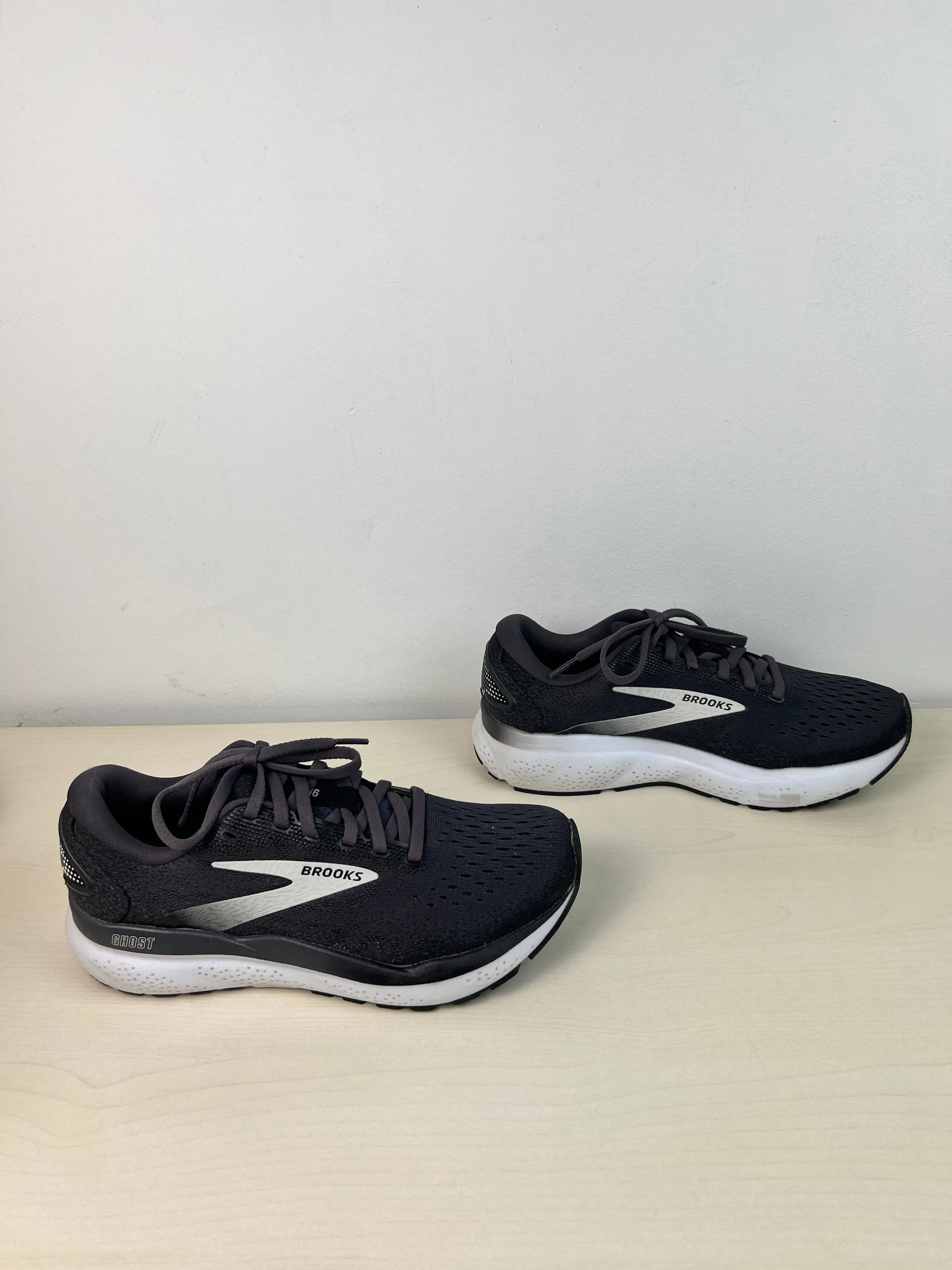 Shoes Athletic By Brooks In Grey, Size: 7.5