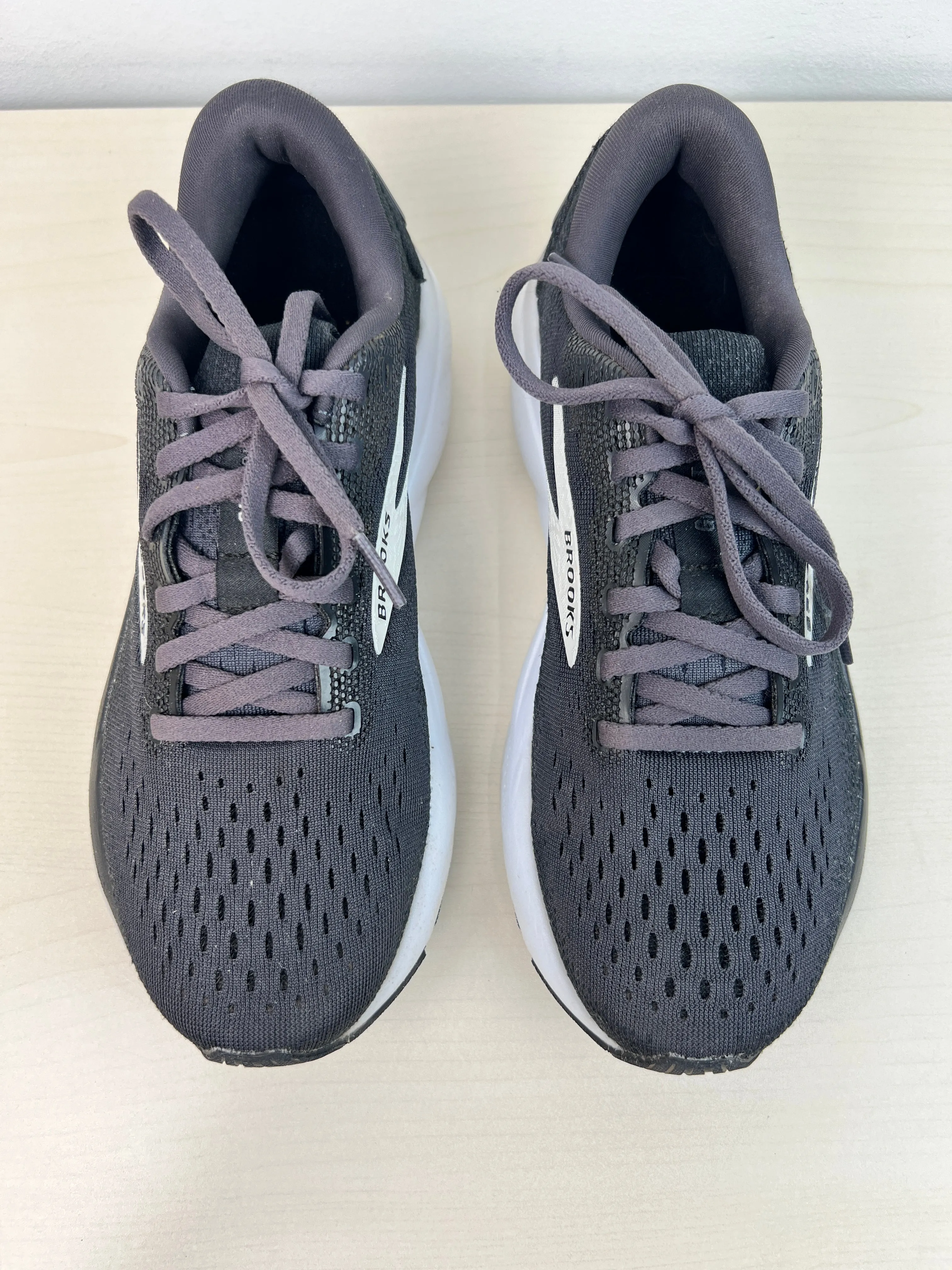 Shoes Athletic By Brooks In Grey, Size: 7.5